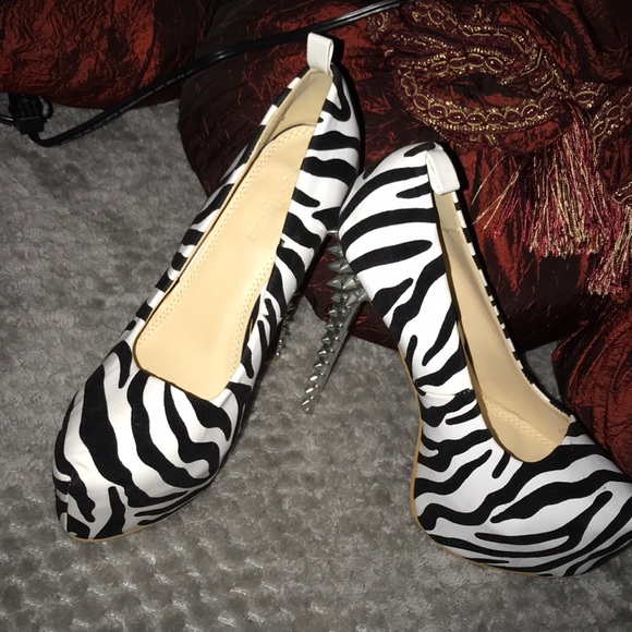 Never worn black an white heels - Picture 1 of 4